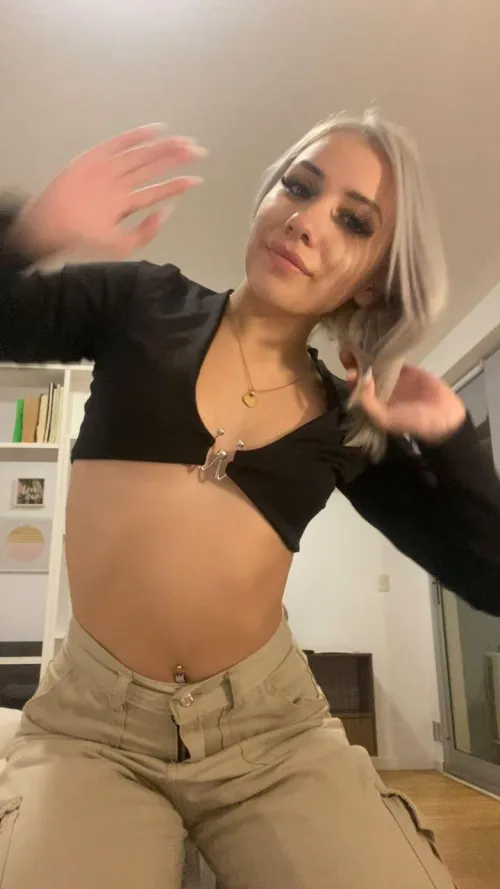 19F convince me to be your favorite fuck toy.