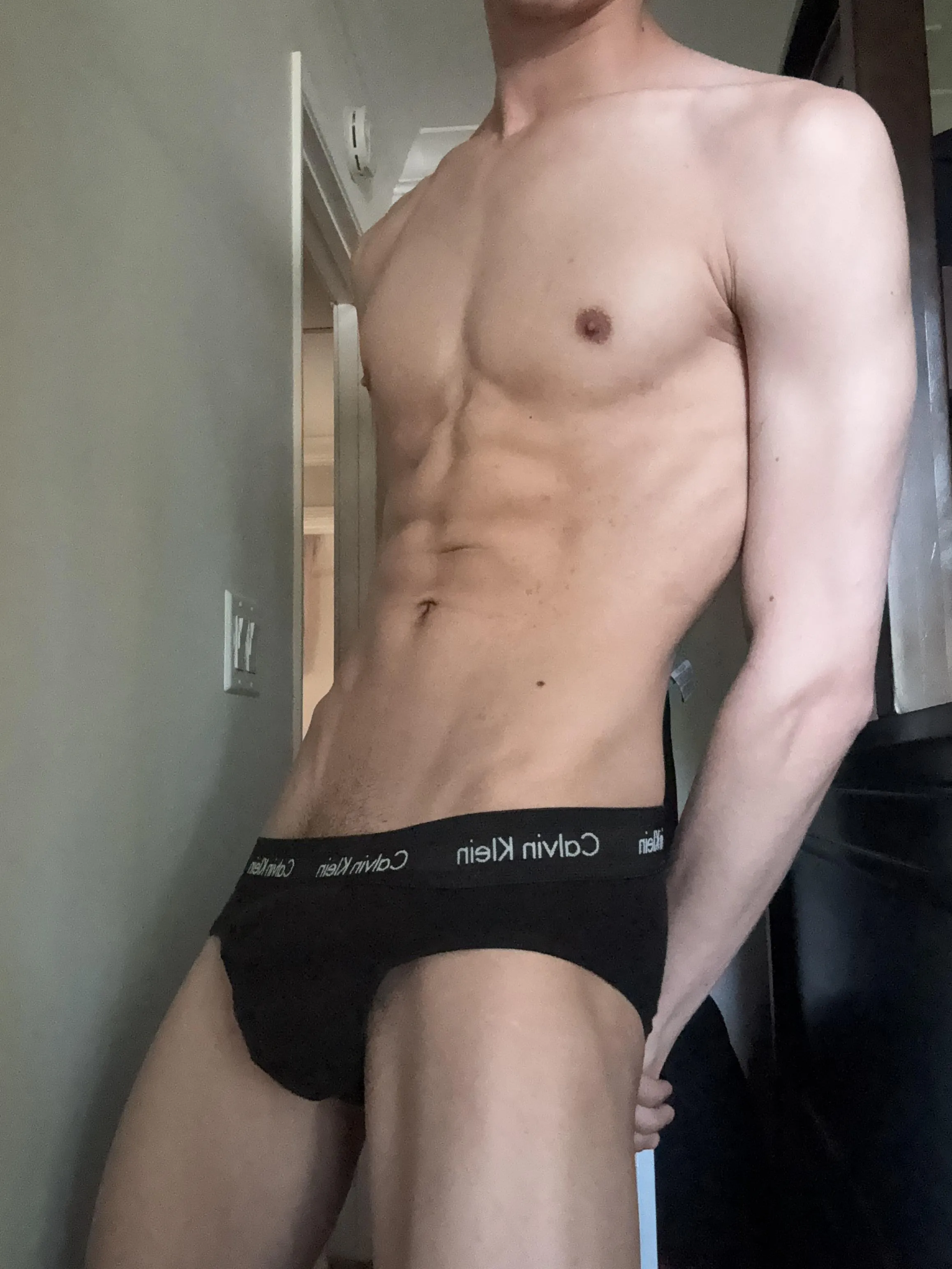 23 horny boy here for a dad or older bro 😁