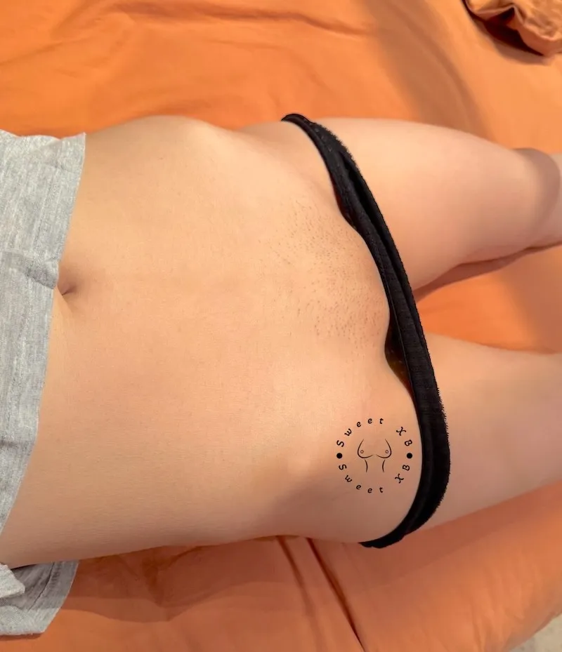 Black thongs and my 🥑 just work so well together!