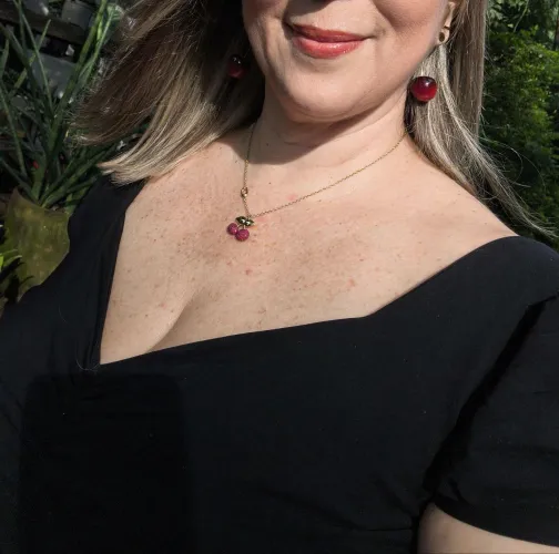 Classy cleavage, raw or nah?