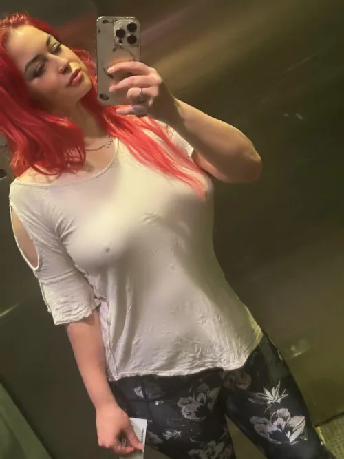 I really gotta start ironing my shirts holy fuck 😭😭😭 (f)