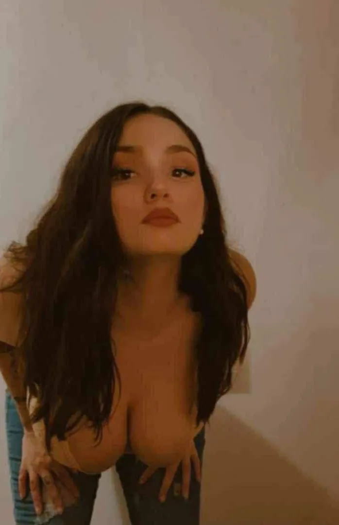 Just a content creator hoping to make your night 😚💦 ask for the spicy menu