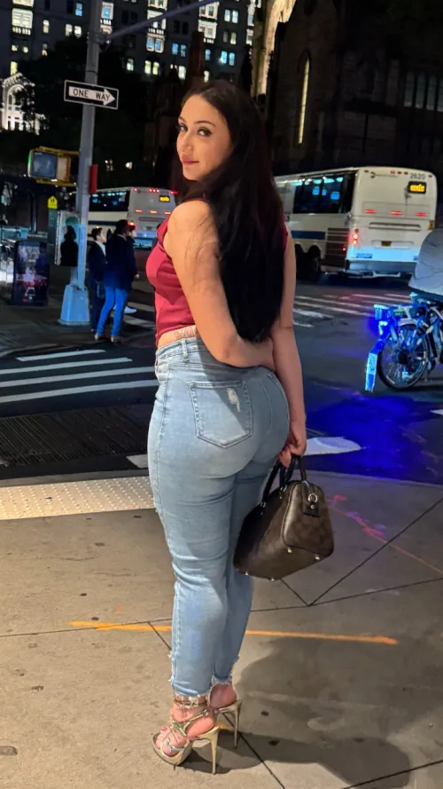 Tremendous sweet bread please... what it must feel like to caress those buttocks!