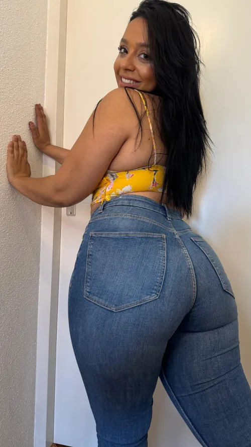 Milf with 25ys old, I would like you to kiss me all over