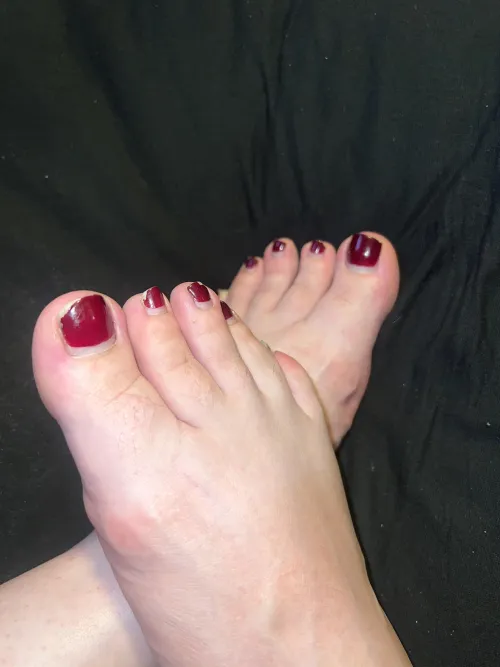 Need a new pedi for my feet asap! Who wants to watch? 🥰