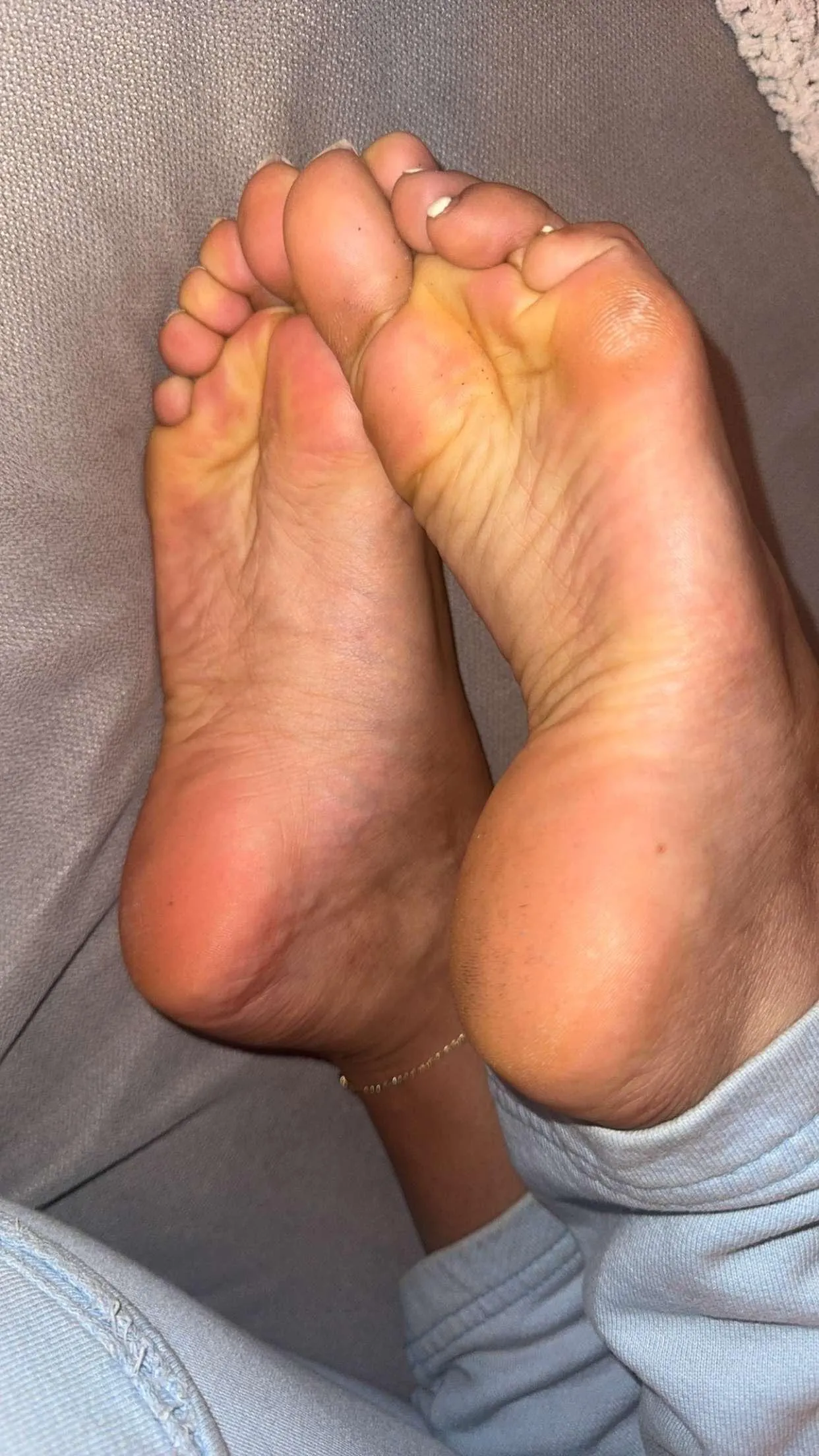 Sniff my feet .🦶🏼