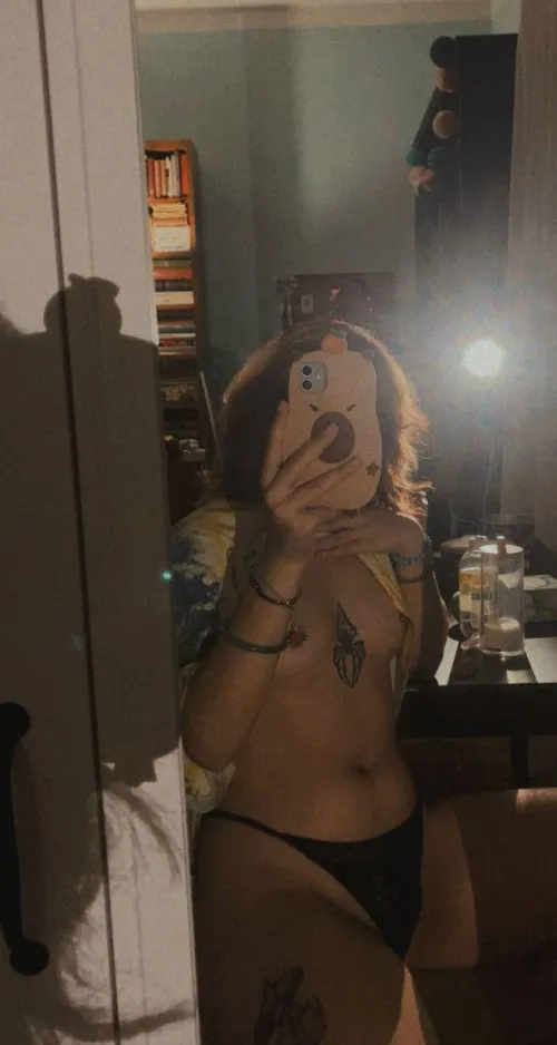 22 F4M new here 🖤