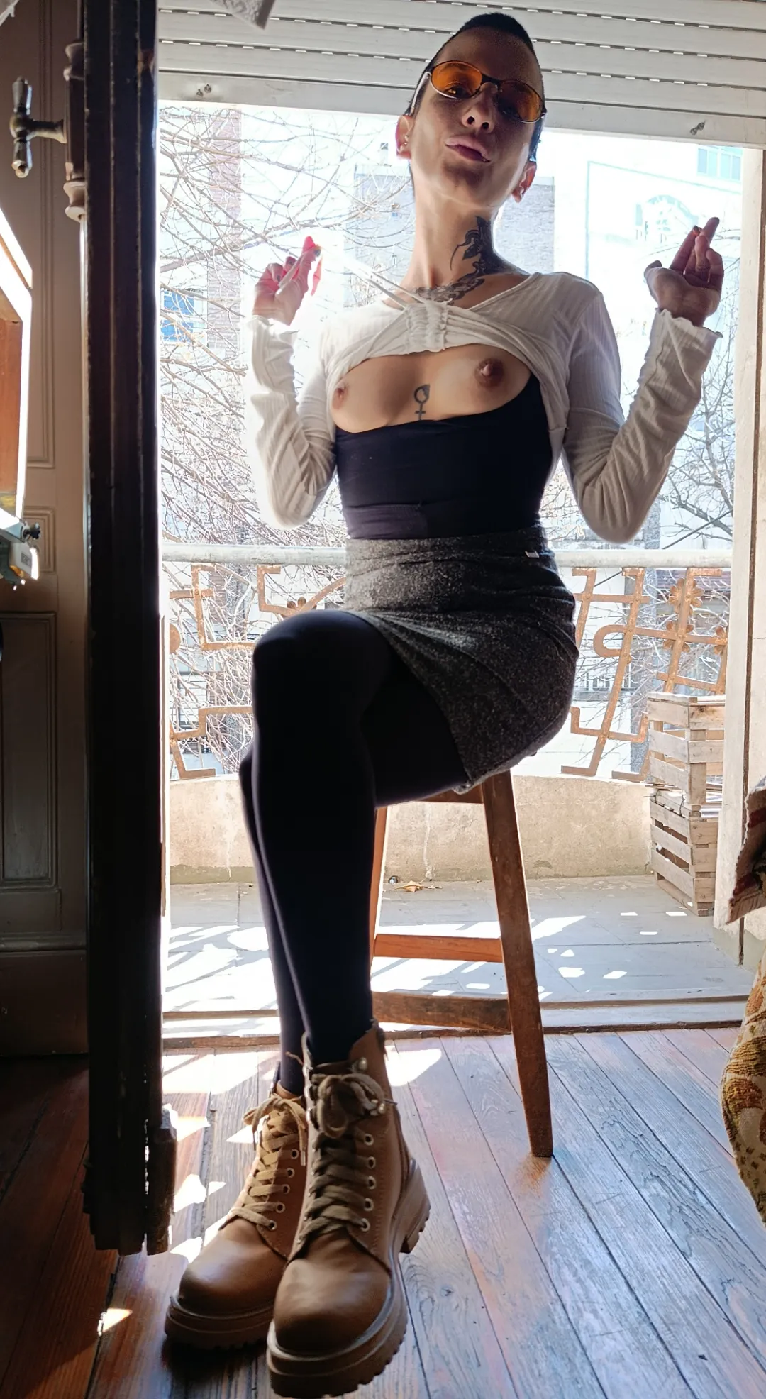 A short break while I smoke on the balcony and show you my tits.