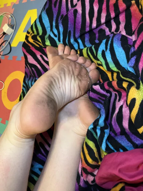dirty feet on the bed :)