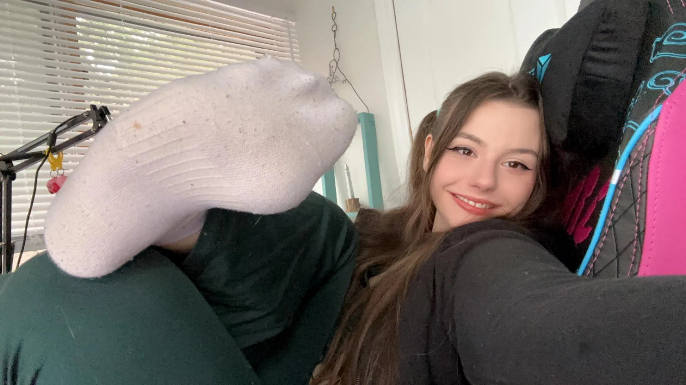 Kiss, lick, or suck egirl feet…? 👣