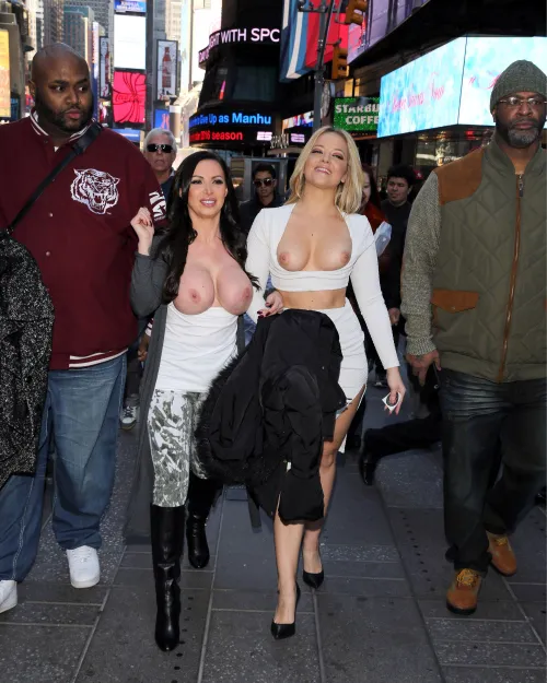 Scenes from AltBoobWorld : Everyday scenes in the city