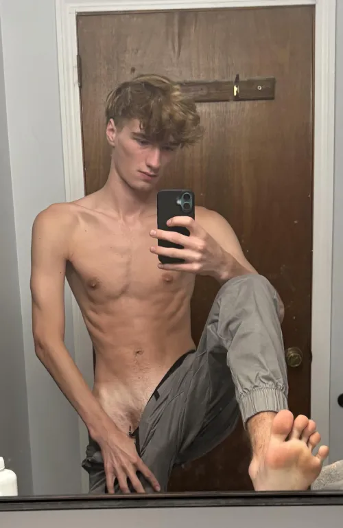 Who’s ready to get their brain fucked and their wallet at the same time get in the DMs and serve their new 18 year old high school master