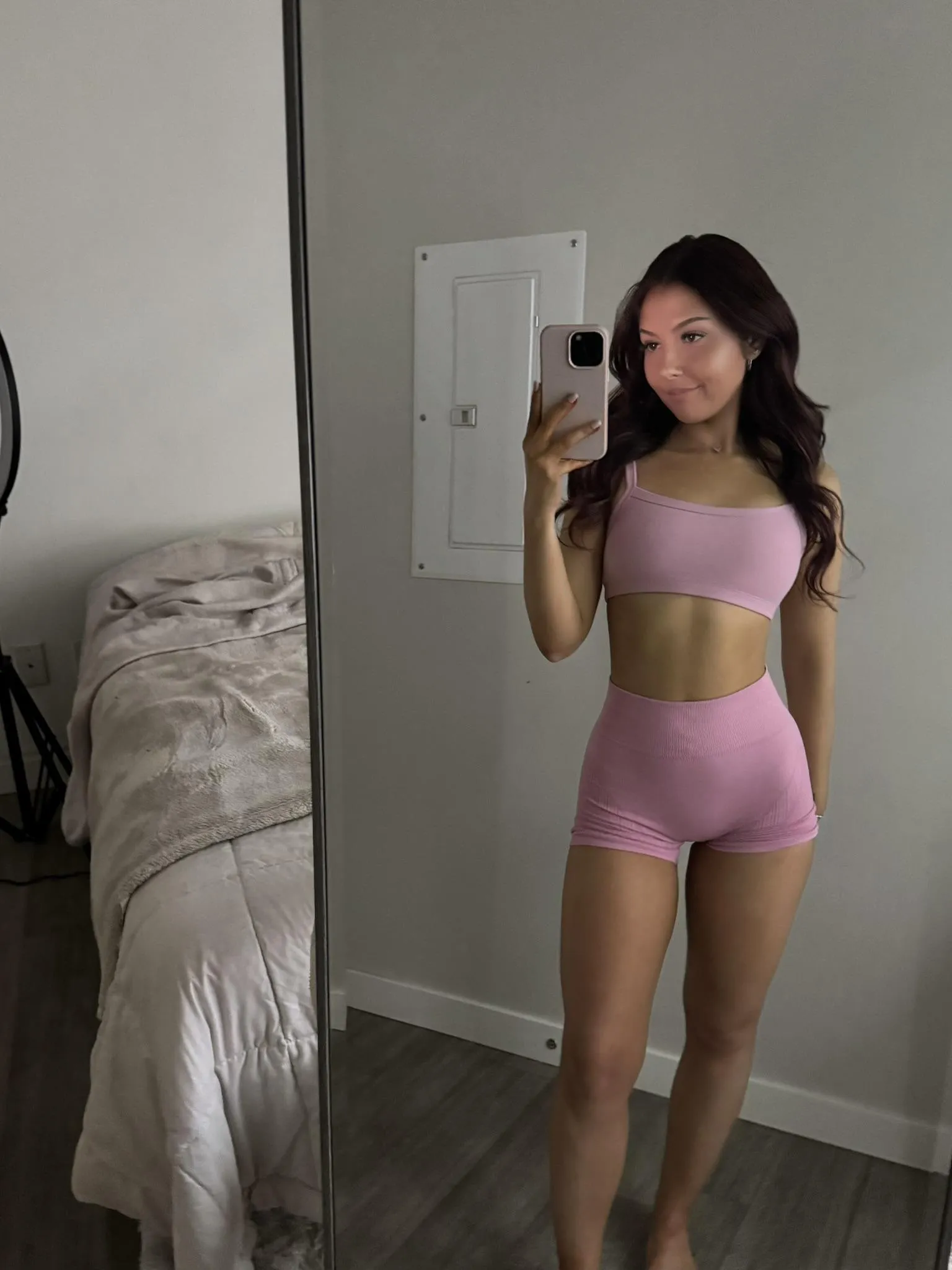 are 5'2 brunettes your type?