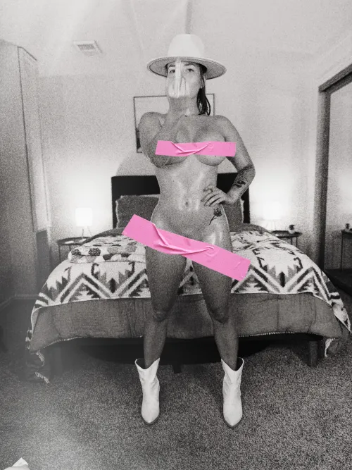 Boulder Hotwife with a Photography Fetish.