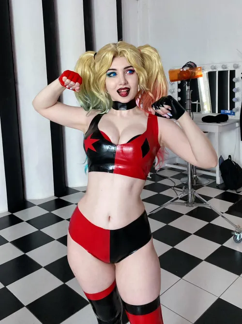 Harley Quinn Flexing (Ulichan)