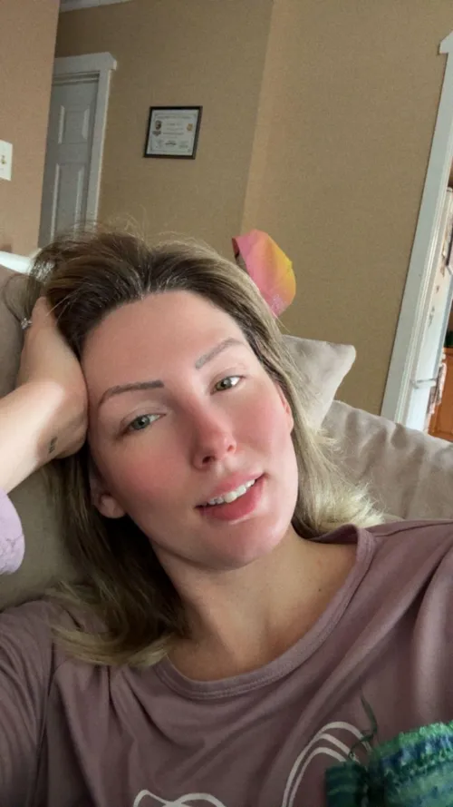 I know there’s a ton of beautiful sexy woman on here but I’m just here for the guys who like a good woman on the couch under some blankies 🥹