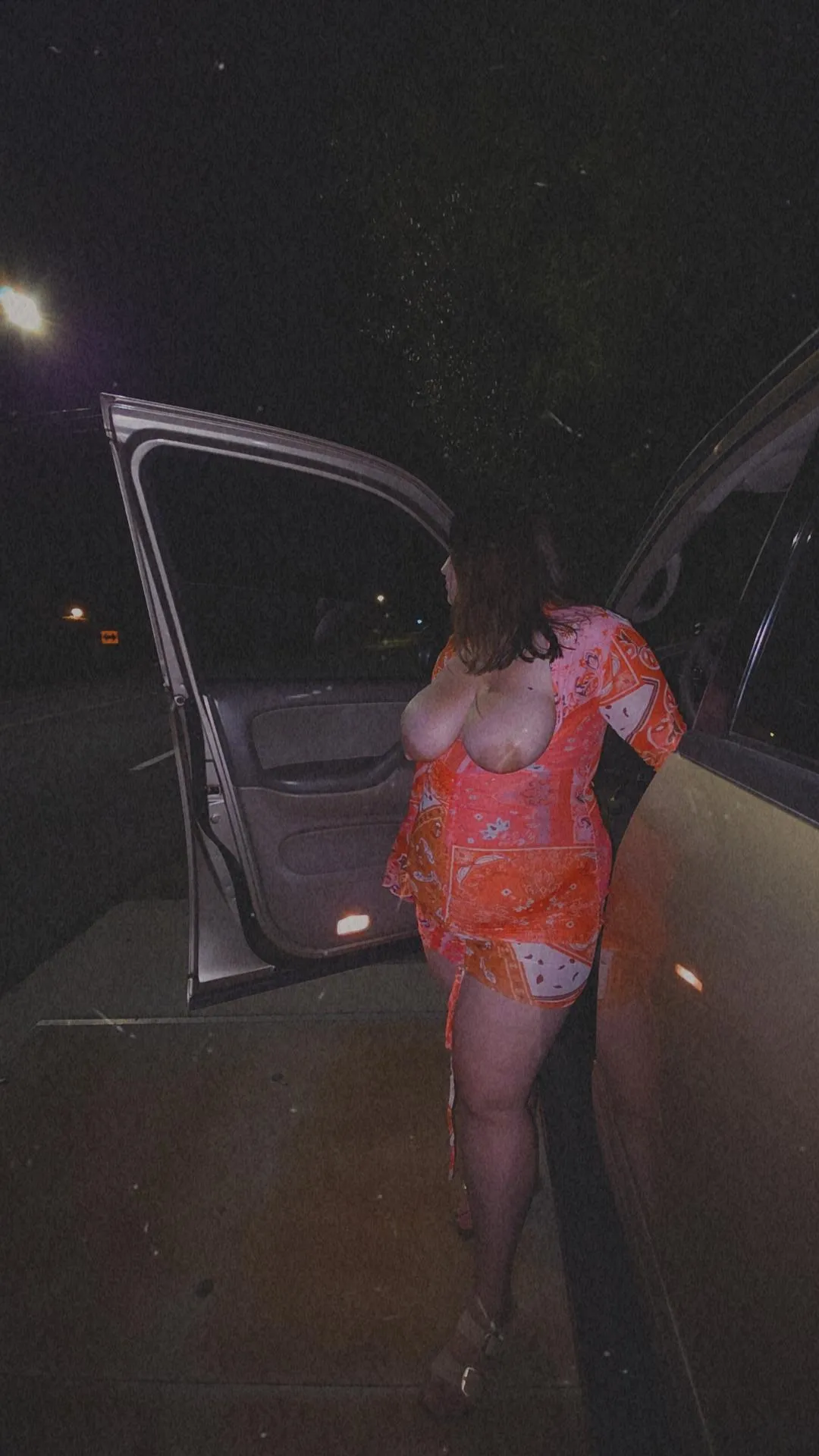 Let a stranger take my pics after he changed my flat tire😋.