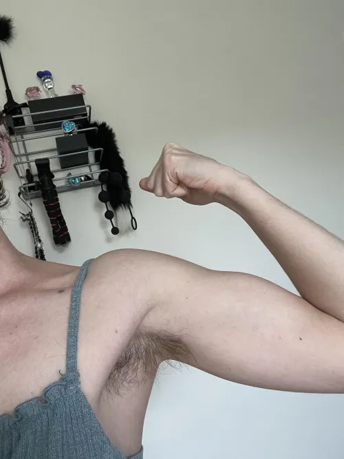 Wanna arm wrestle? Loser gives the winner head 👅