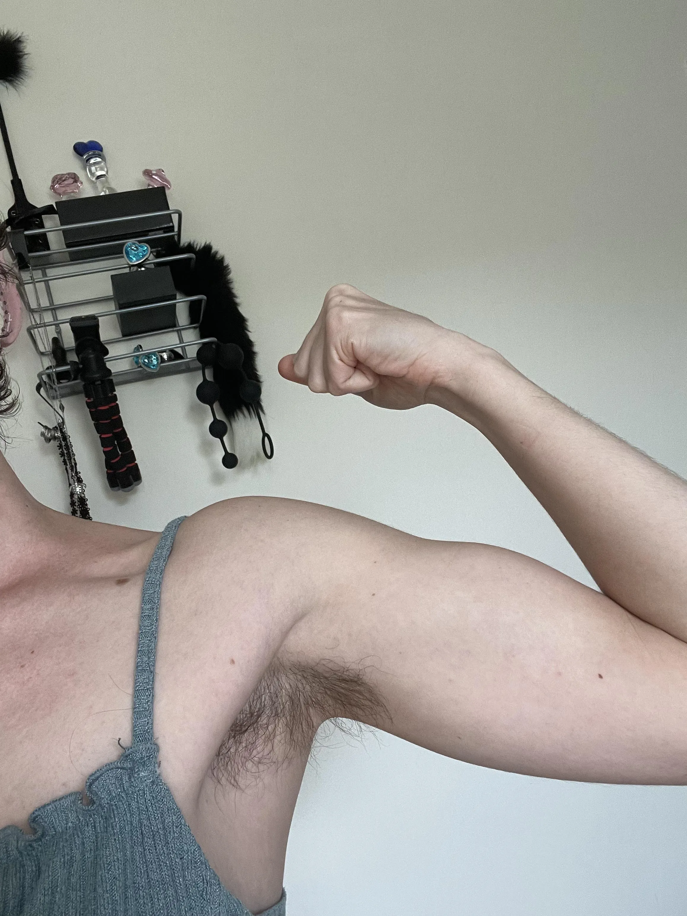 Wanna arm wrestle? Loser gives the winner head 👅