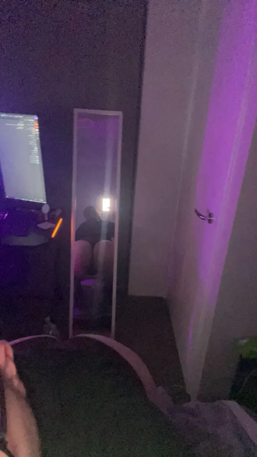 25 bt(m) x any boys hosting tonight? 🙈🙈