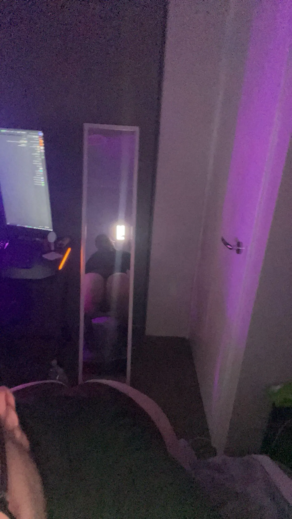 25 bt(m) x any boys hosting tonight? 🙈🙈