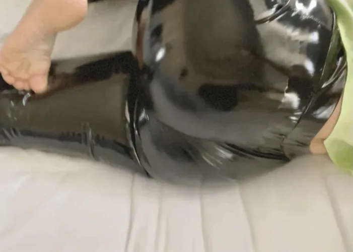 27 [F4M] latex leggings 🥵