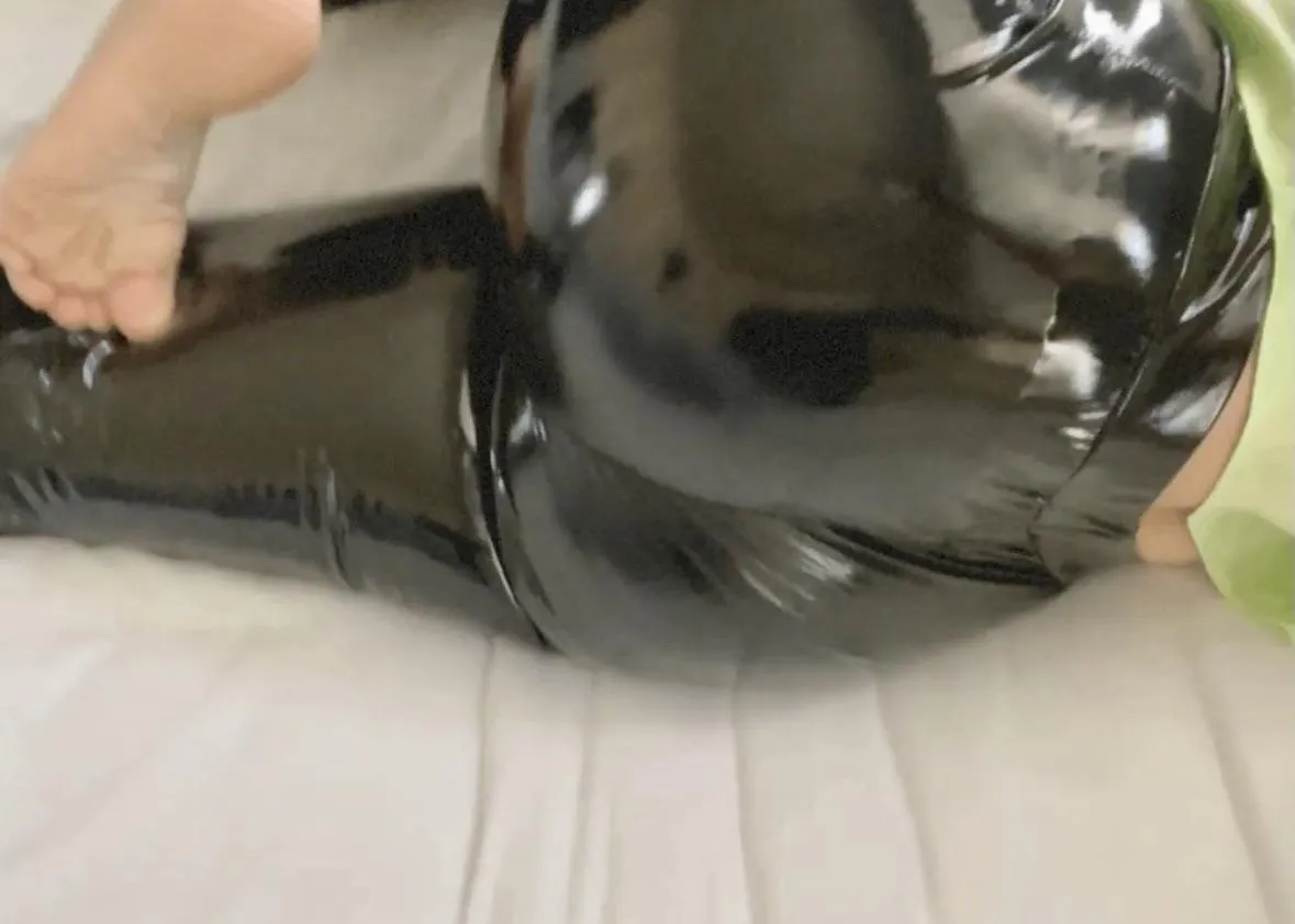 27 [F4M] latex leggings 🥵