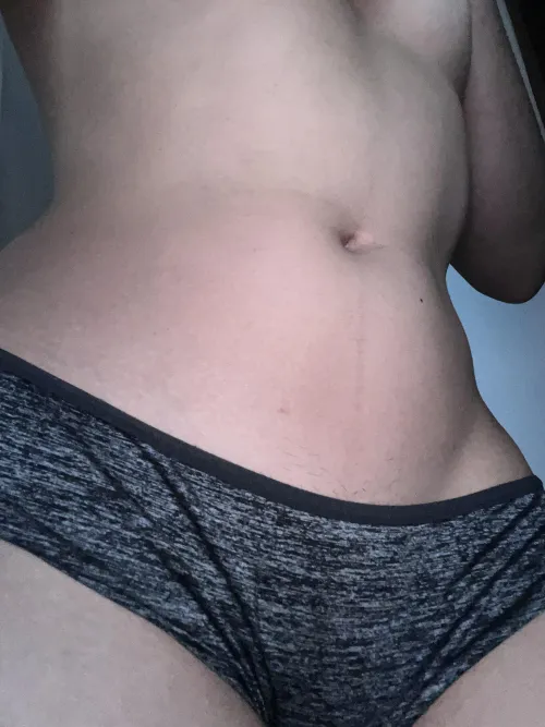 27F Wavy tummy, no gym — just genes and good angles. Don’t lie, you wanna rest your head here 😍