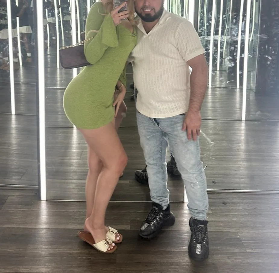 Any couple want to meet up Dave & Busters Hollywood for drinks 28f 33m