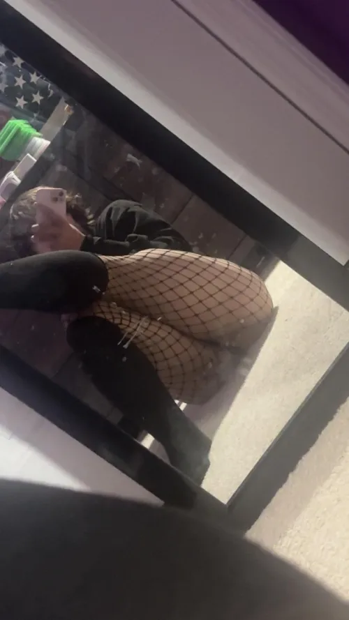 Anyone want a gamer femboy >///<?