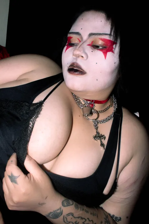 Gothic mommy with big tits🧛‍♀️🦇♥️🖤