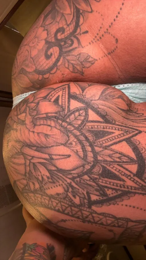 Hmmm let’s celebrate this hump day with some new panties, what do u think of this color on me? 😍💋🔥🍆💦🍑