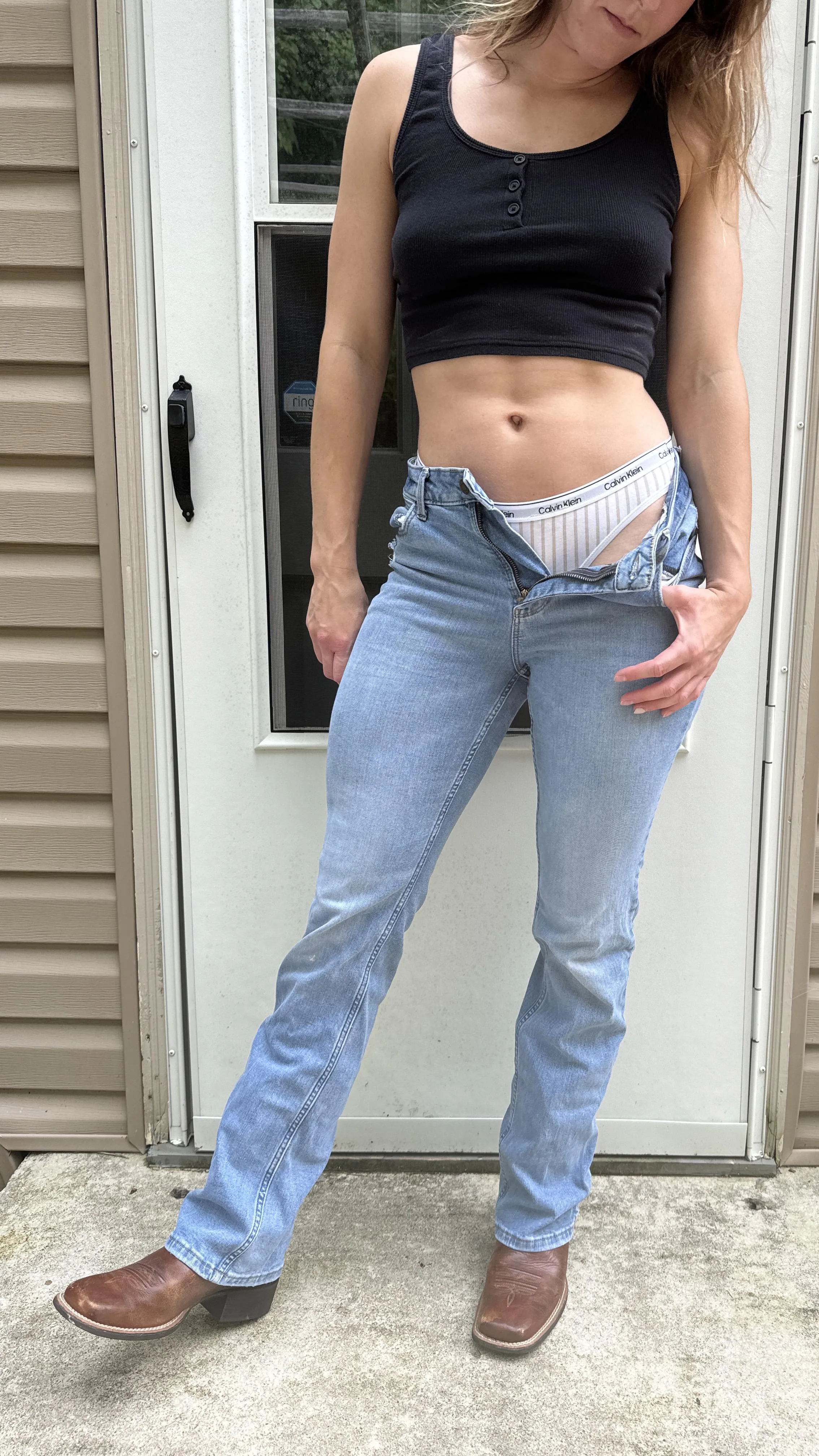 Just flashing the strap is starting to be a favorite of mine 💛