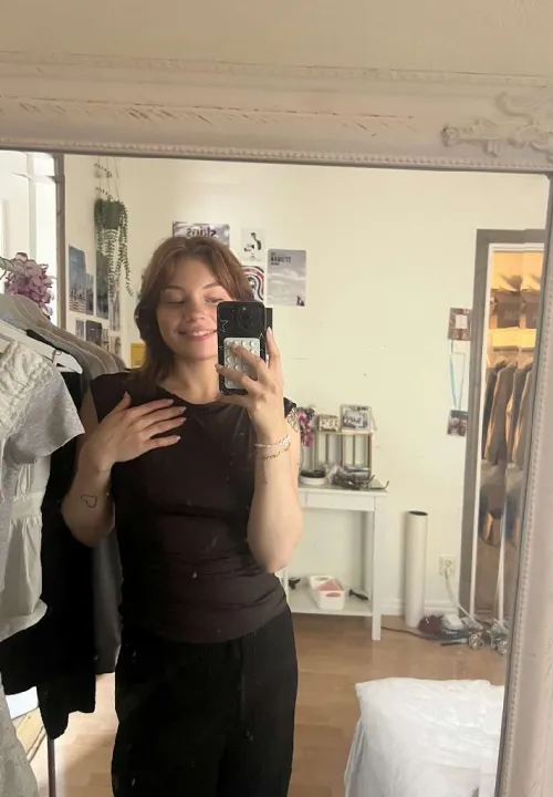 Tänk om det bara är du som får mig att le så här? 💋 Kommentera så kanske vi tar det till Snap…