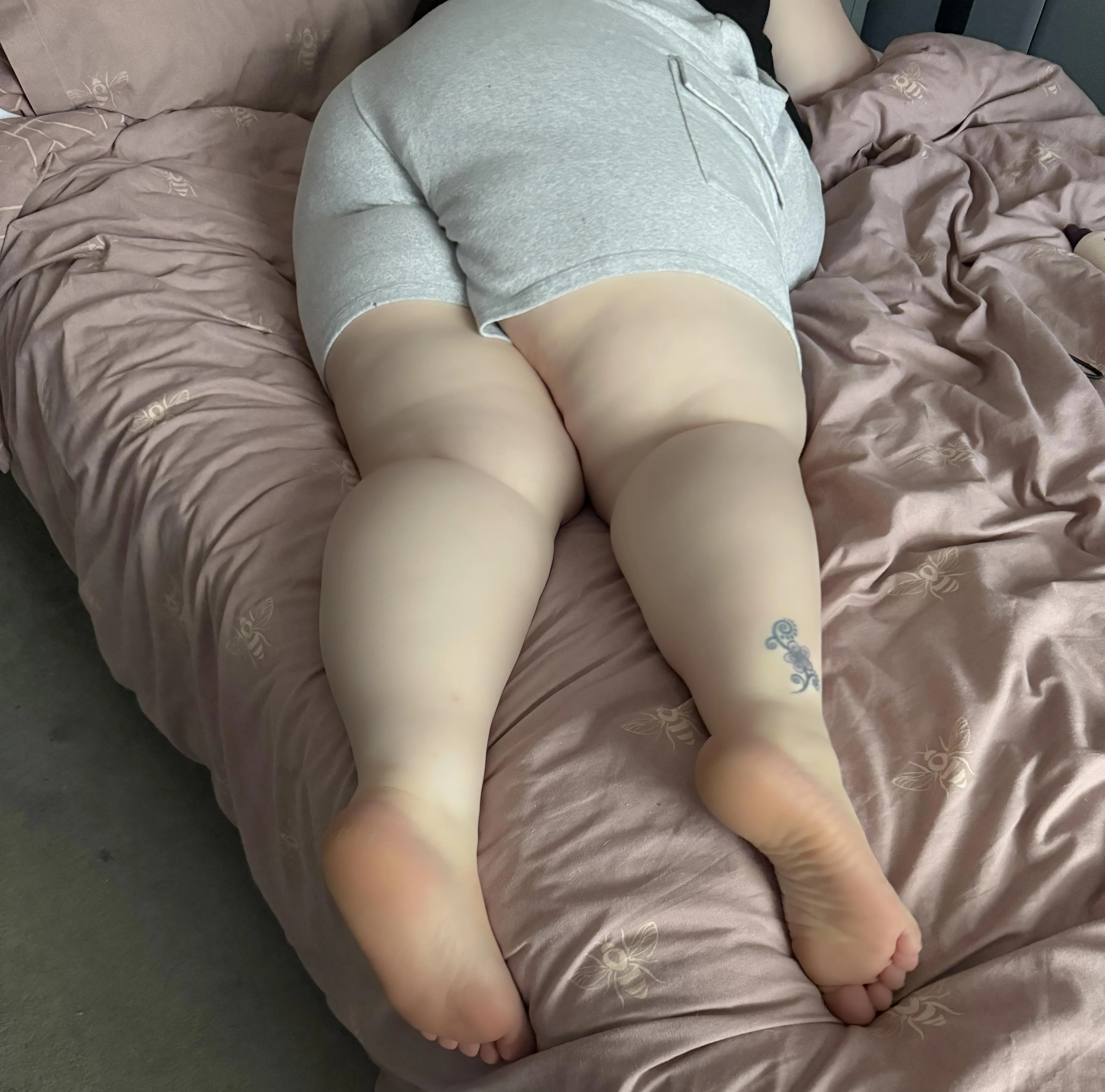 Waiting for my massage but lick my soles and suck my toes first 🤤🦶🏻