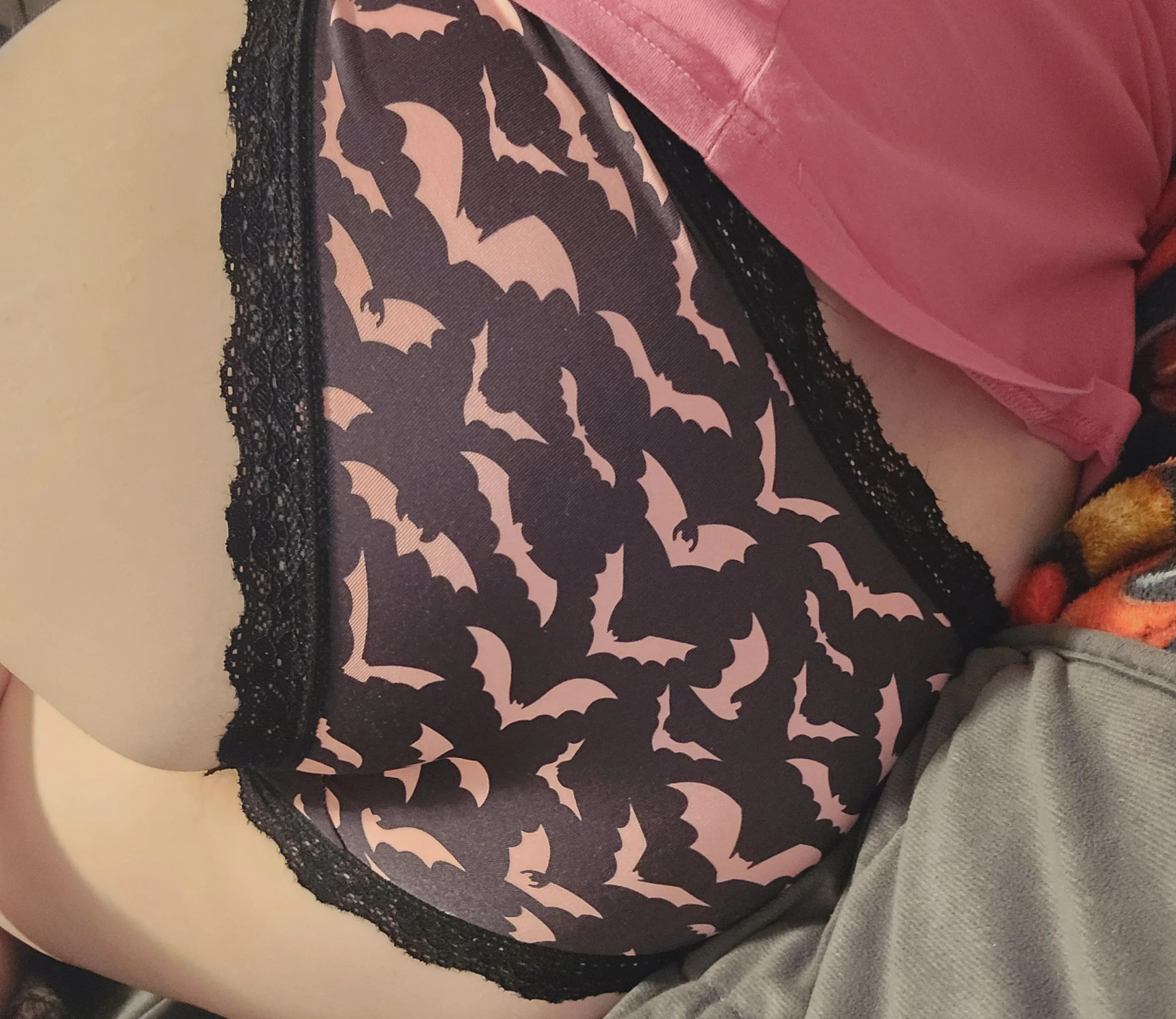 Goth booty for breakfast, ass or pussy first? Lmk in the comments for a deliciously dark & dangerous photo 🖤💀💖