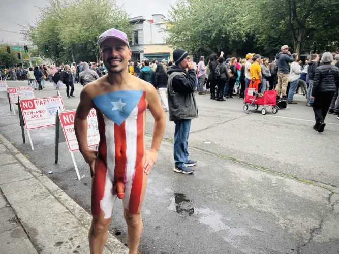 Watching the parade naked (36)