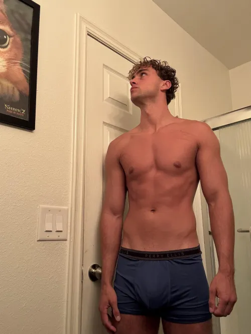 Based off this pic , how tall am I ?