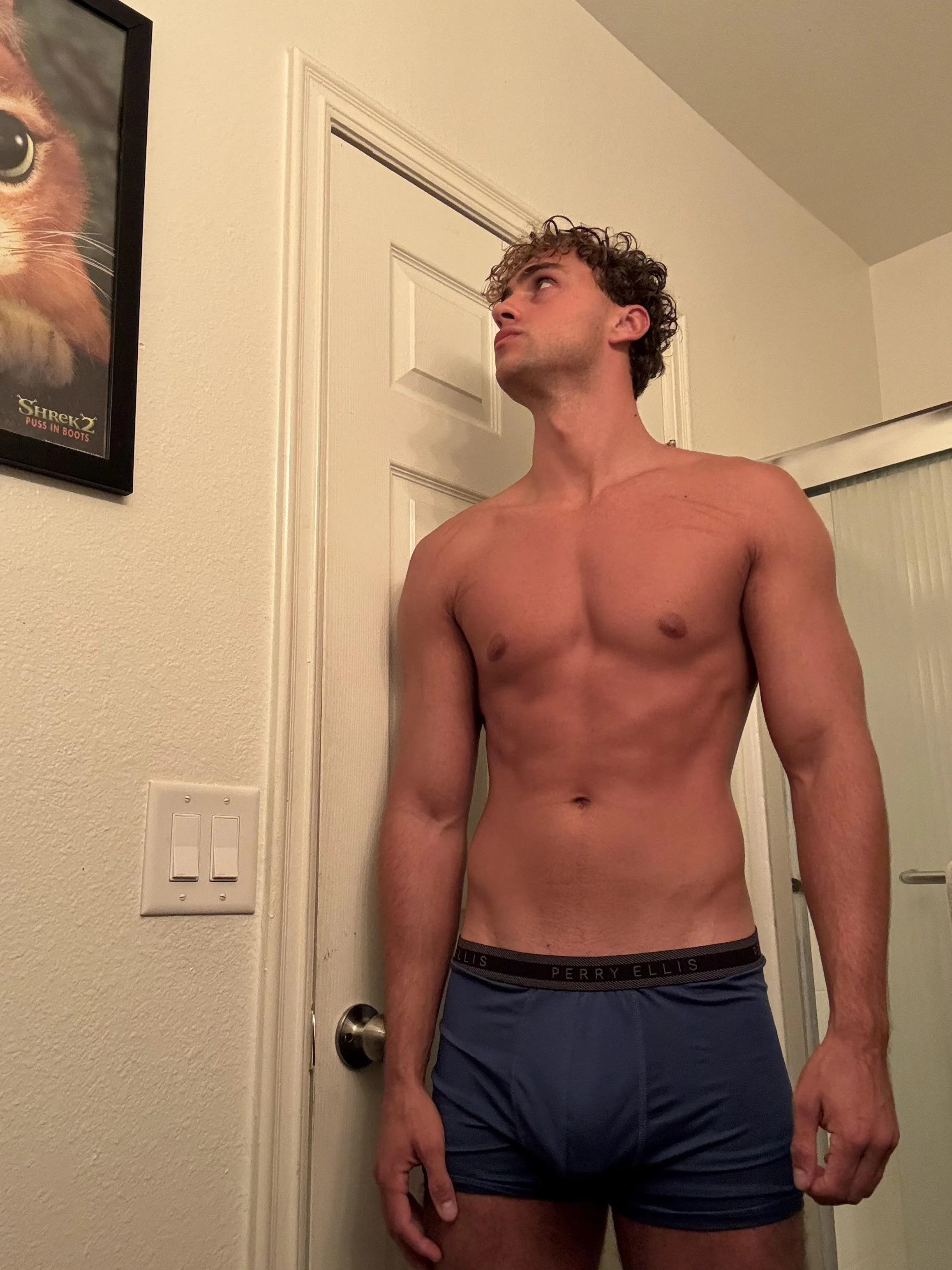 Based off this pic , how tall am I ?