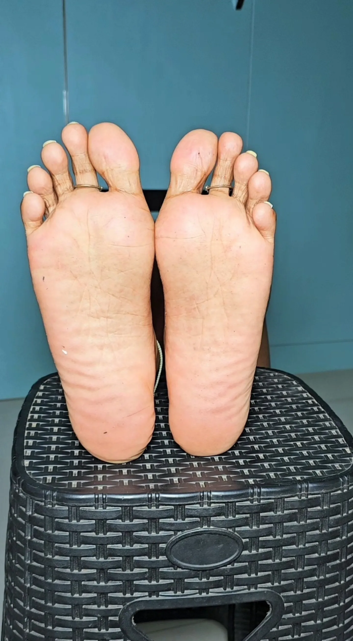 Would you help clean my paws?