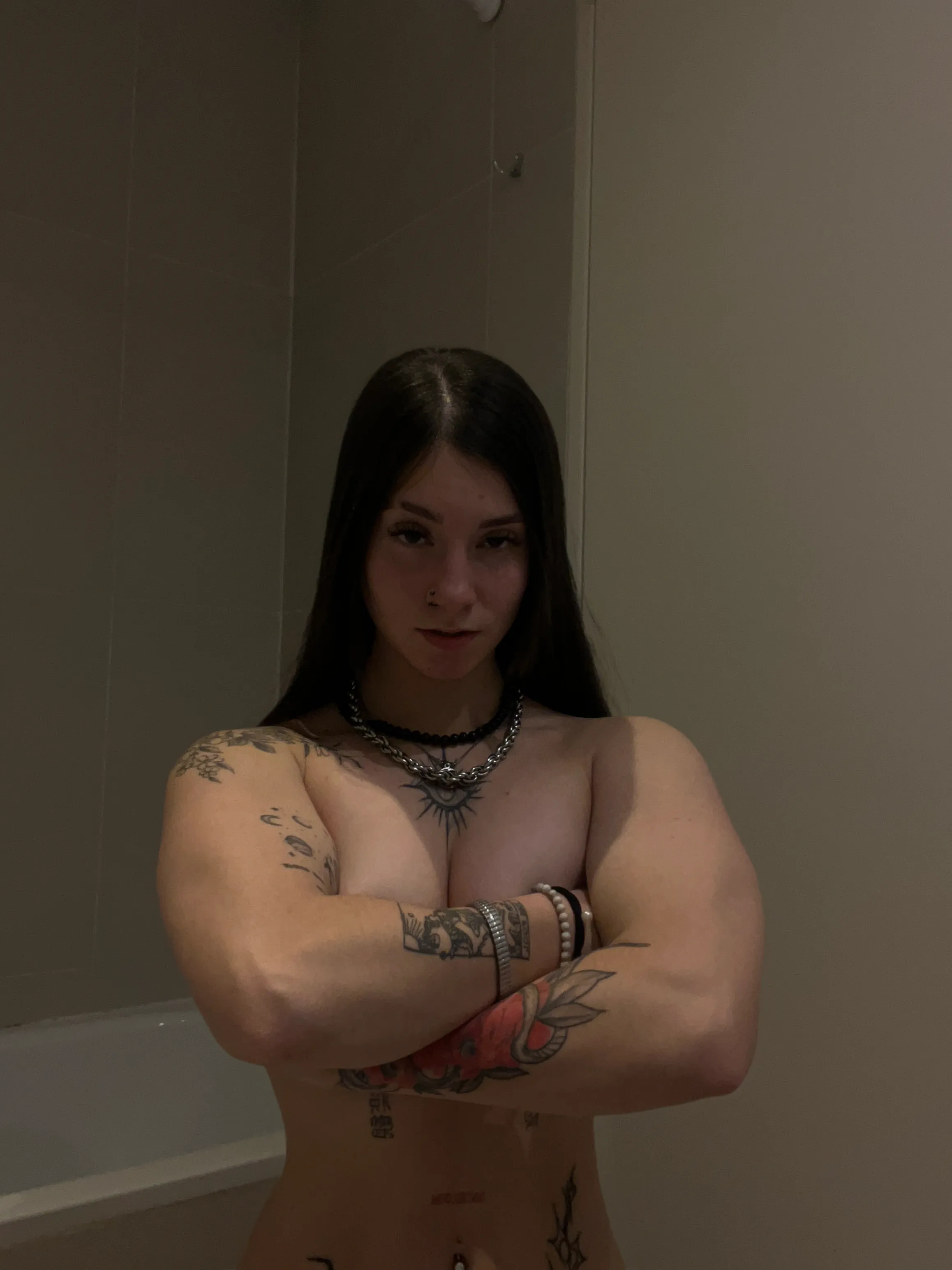 Would you let a muscle mama like me lift you?