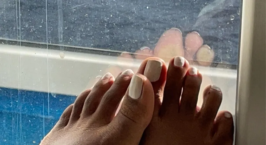 Can I put my pretty ebony toes in your face? Where are you?