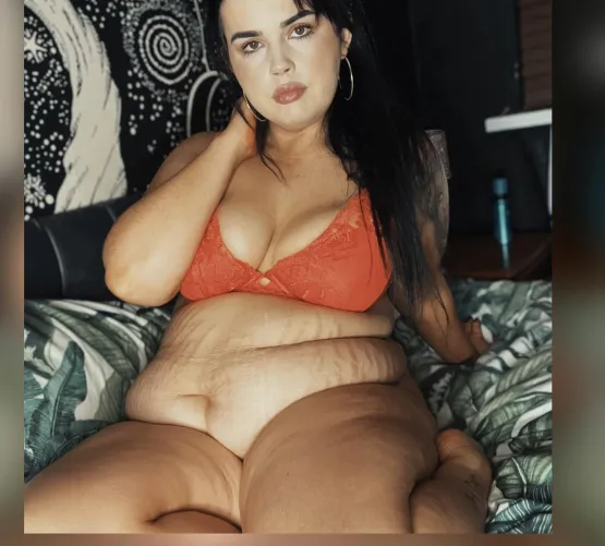 Do you like fat chicks that stuff to the max? Hmu x