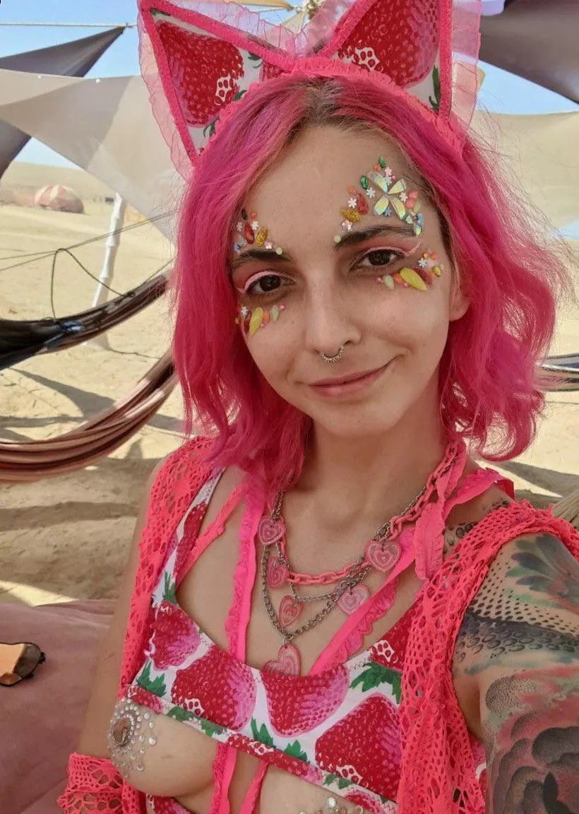 Eyes on me while I misbehave in public