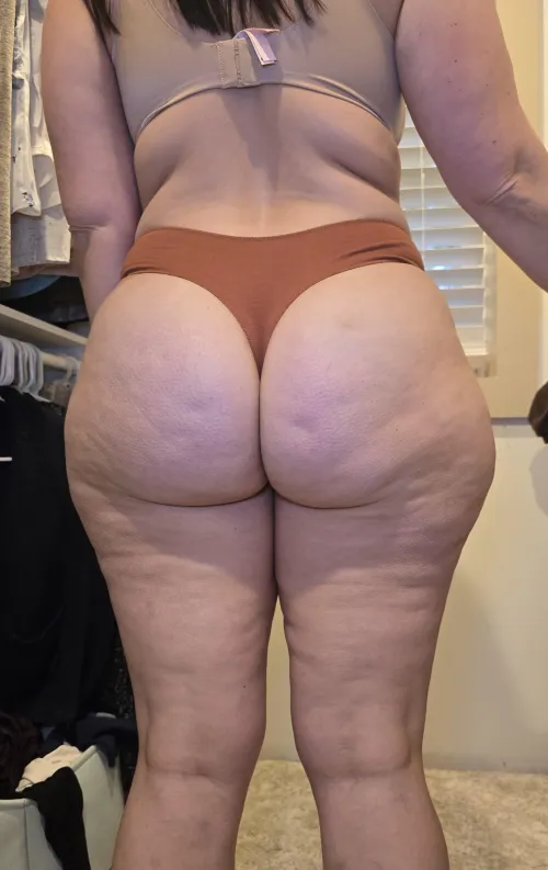 That's a big old mom butt