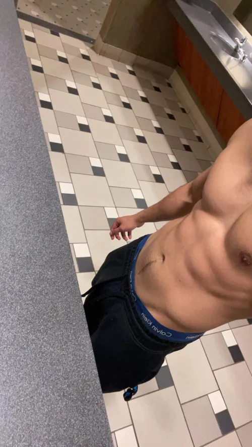 26M Fit and Hung looking Fairfield CT . Looking for couples or Females only