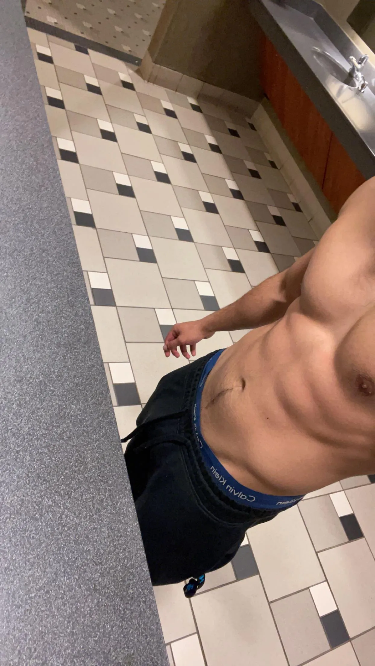 26M Fit and Hung looking Fairfield CT . Looking for couples or Females only