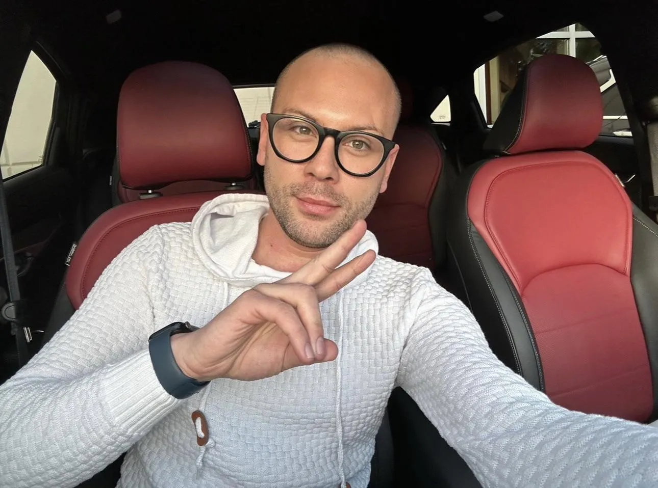 35 [M4MF] solo male for couple today/tonight  host or travel staying at raddison blu at MOA, can also travel to you. Stats below.