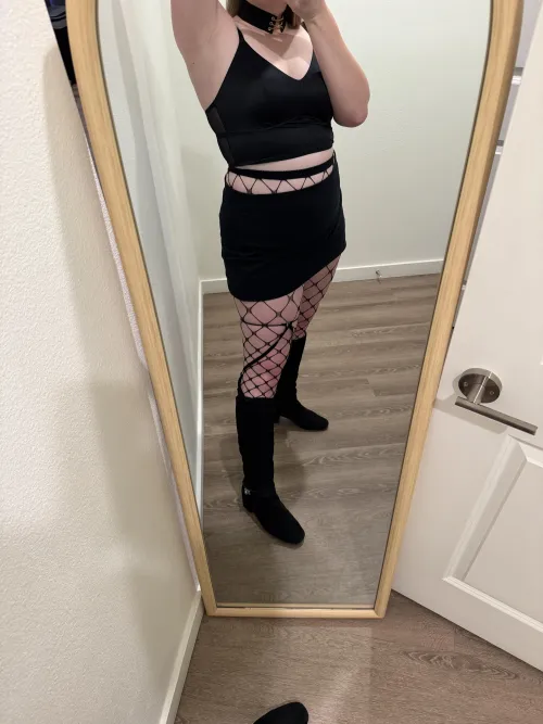 Boots and fishnets 😋