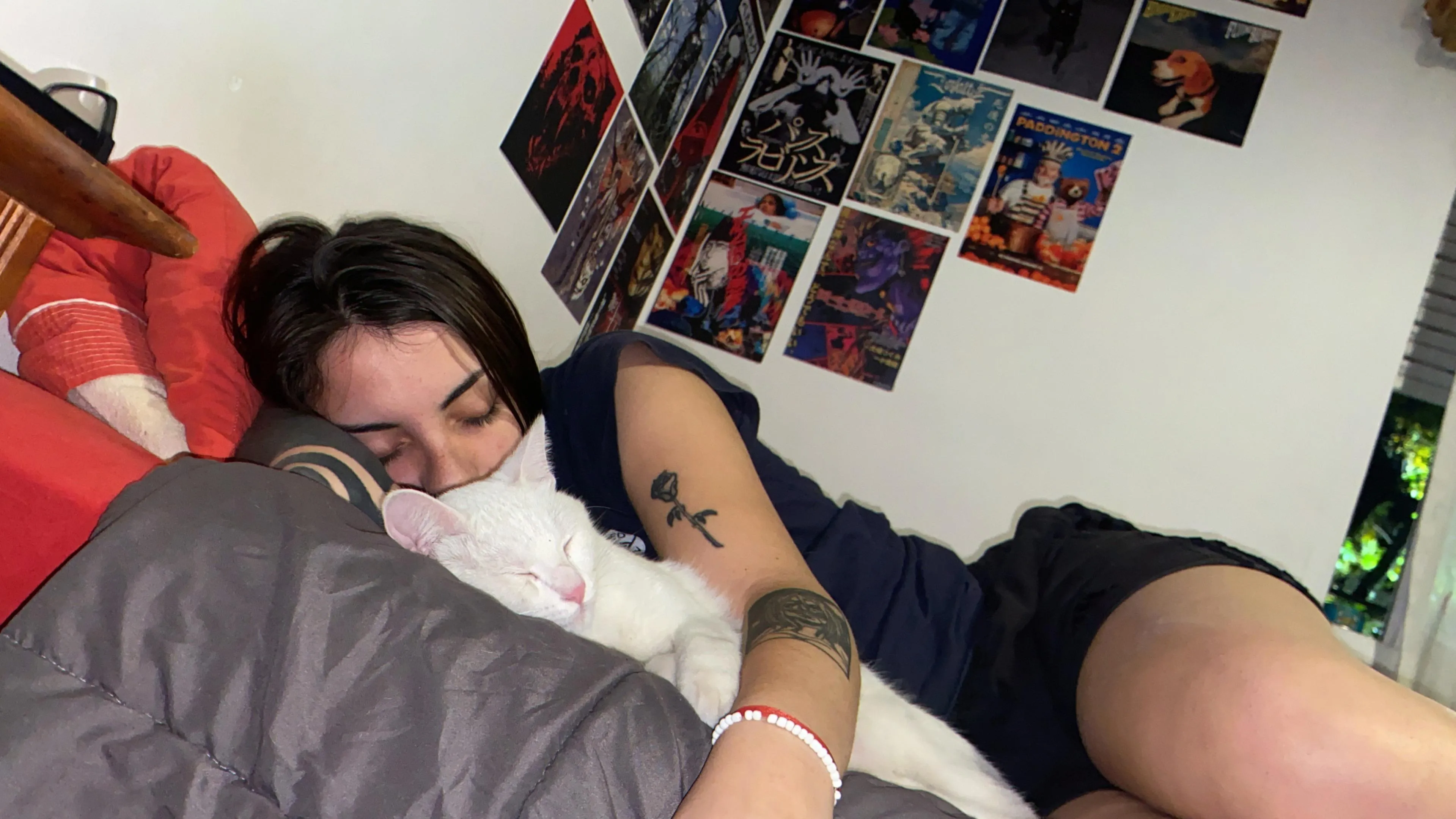 F4mf, hot and ready to share my bed with you.